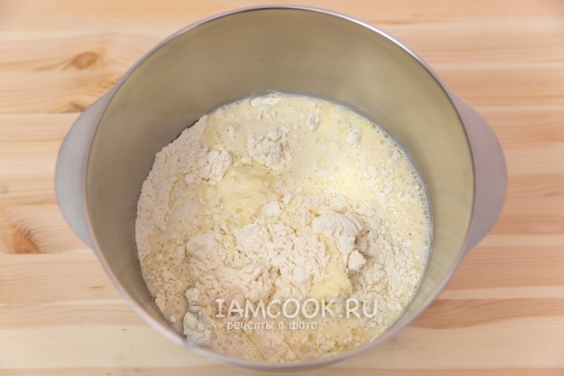 Соединить муку, сахар, дрожжи и молоко