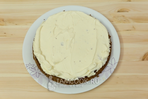 Смазать корж кремом