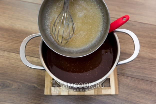 Положить желатин в шоколадную смесь