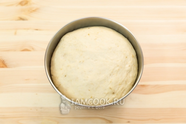 Положить тесто в форму