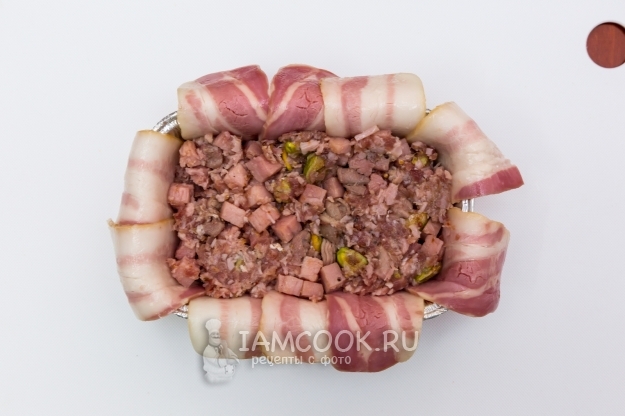 Положить мясную смесь