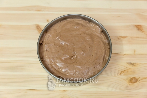 Переложить тесто в форму