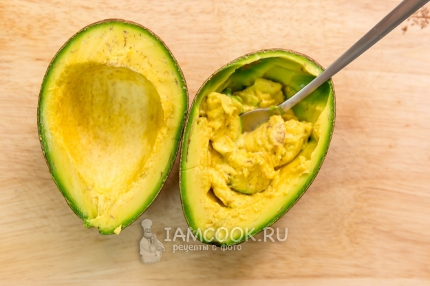 Достать авокадо