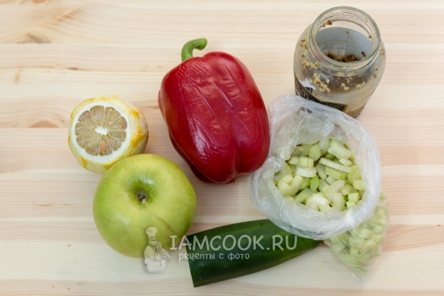 Ингредиенты для салата с сельдереем, яблоком и овощами