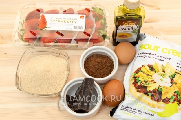 Ингредиенты для шоколадного торта с клубникой и шоколадом