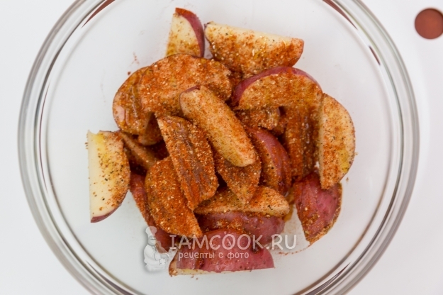 Посыпать картофель солью и специями