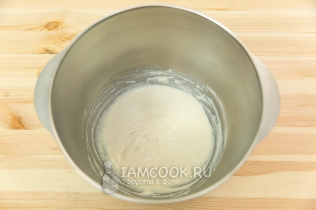 Соединить дрожжи, сахар, молоко и муку