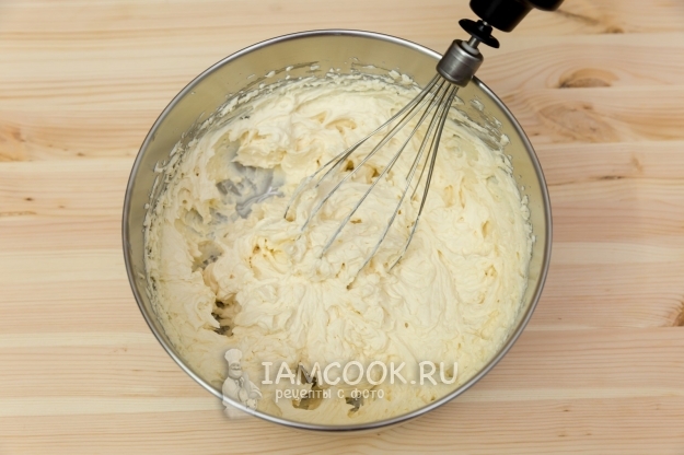 Взбить творог со сметаной и сахаром