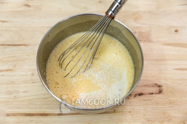 Влить молоко и закваску