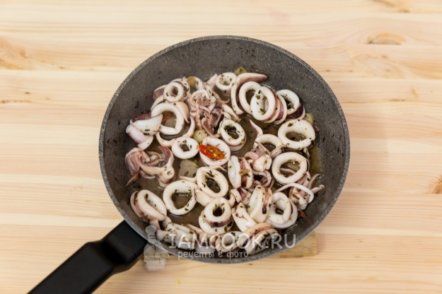 Рецепт кальмаров, жаренных с чесноком и острым перцем