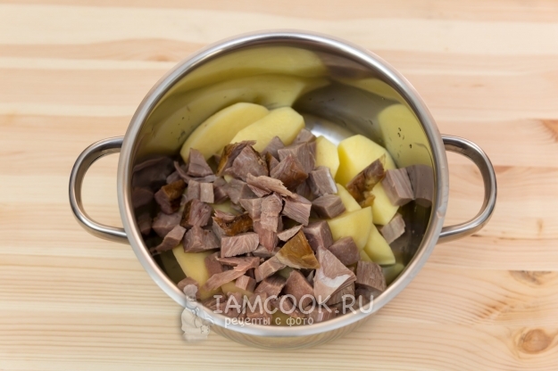 Порезать картофель и мясо