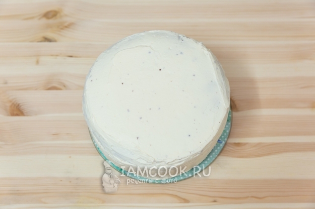Обмазать весь торт кремом