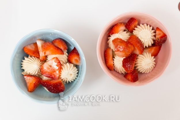 Положить на безе клубнику