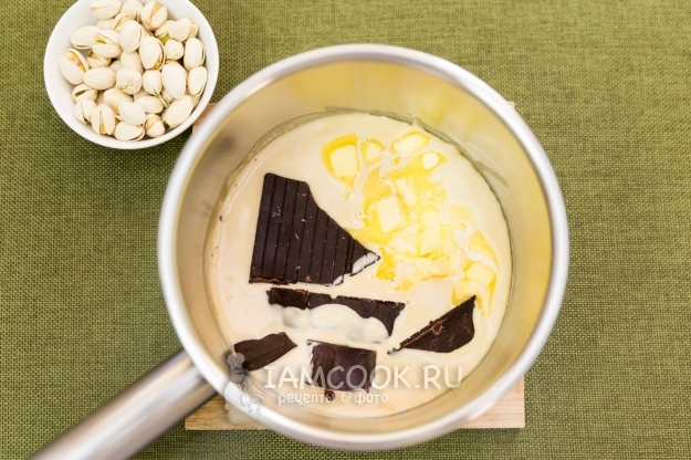 Положить масло и шоколад