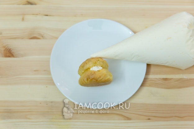 Наполнить заготовки кремом