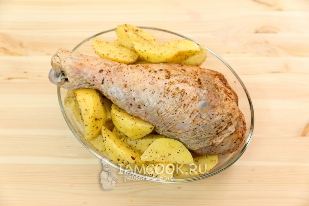 Положить голень на картофель