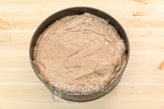 Выложить тесто в форму