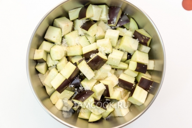 Посолить баклажаны