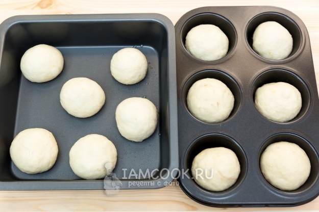 Выложить шарики теста в форму