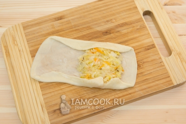 Положить на тесто начинку