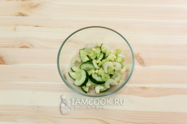 Порезать сельдерей и огурец