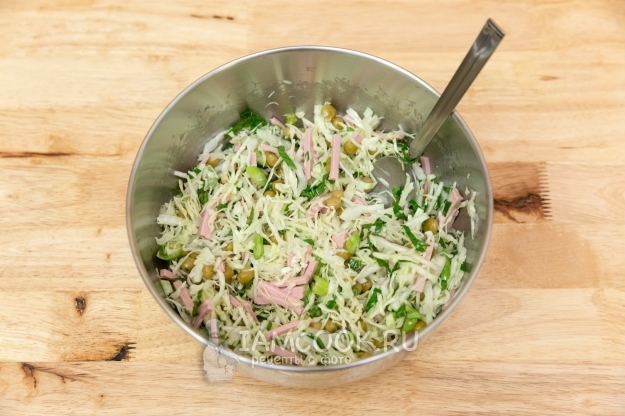 Фото салата из капусты с колбасой, горошком и сельдереем