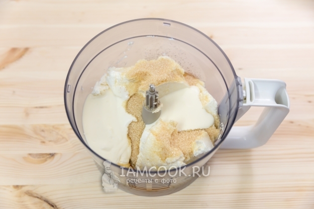 Соединить творог, сметану, яйца и сахар