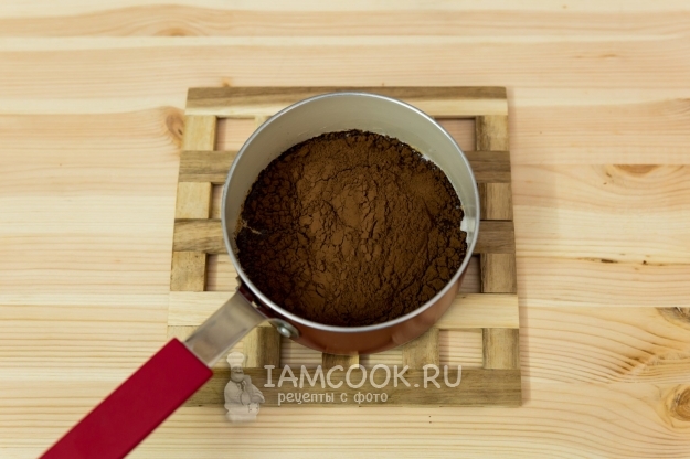 Соединить молоко, какао и сахар