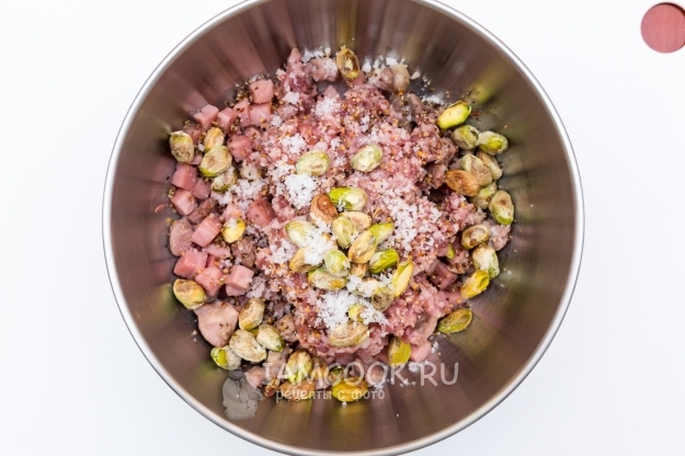 Добавить специи и фисташки