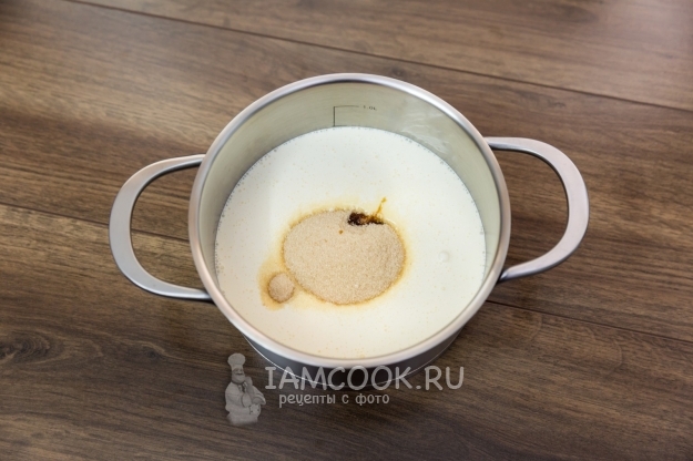 Соединить сливки и сахар