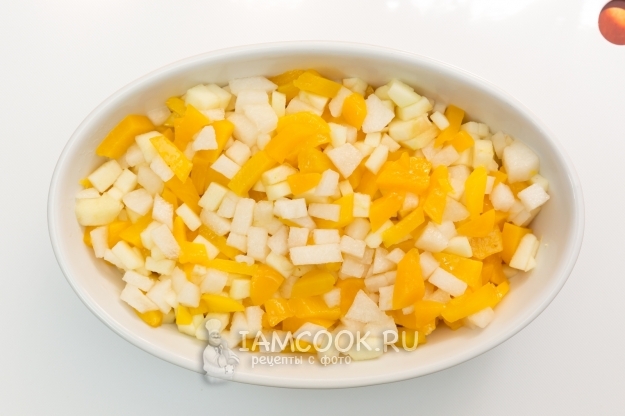 Положить фрукты в форму