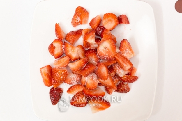 Присыпать клубнику сахаром