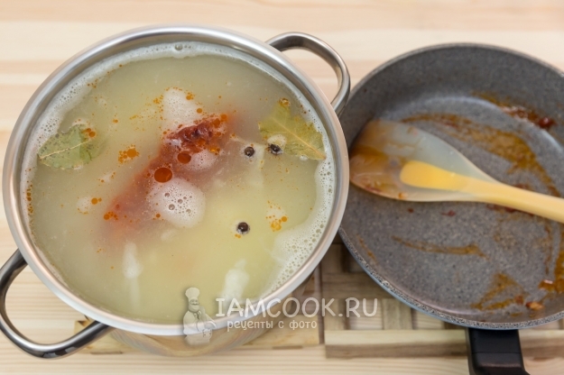 Положить зажарку в суп