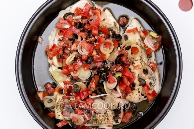 Положить на рыбу овощи