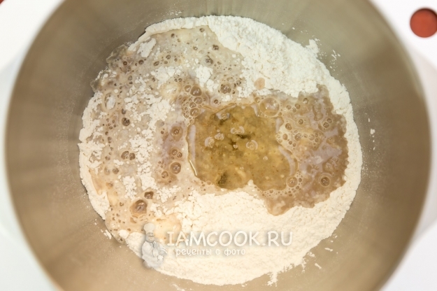 Добавить масло, муку и мед