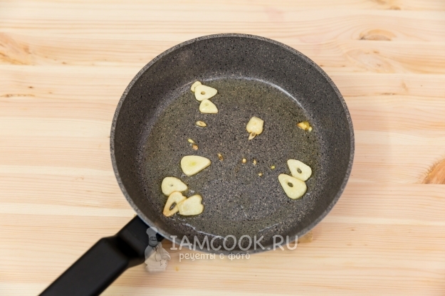 Обжарить чеснок