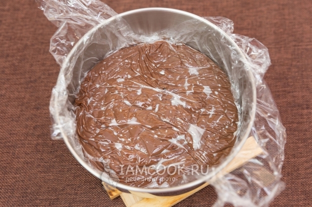 Накрыть крем пищевой пленкой