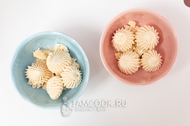 Положить в креманки безе