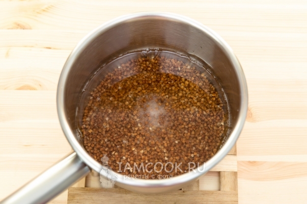 Всыпать в воду гречку