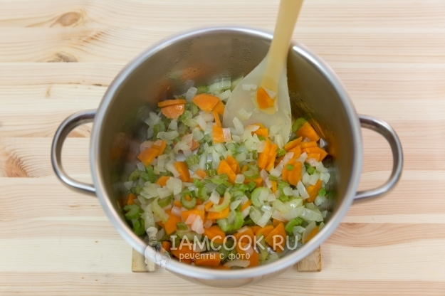 Обжарить овощи