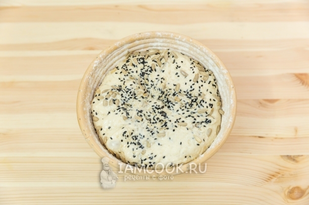 Выложить тесто в корзину на расстойку