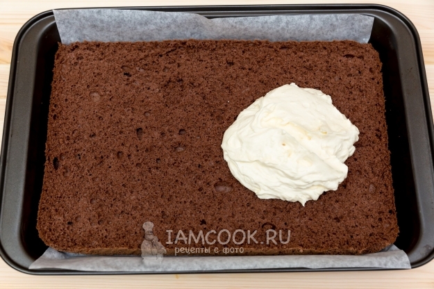 Положить крем на бисквит