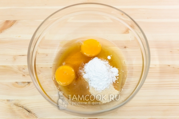Соединить яйца, сахар и разрыхлитель