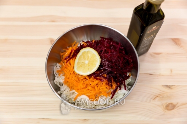 Влить сок лимона и масло