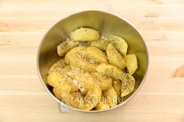 Посыпать картофель солью и специями
