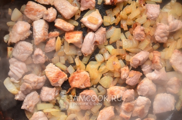 Положить мясо к луку