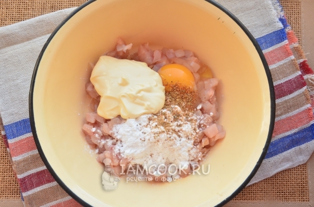 Положить майонез