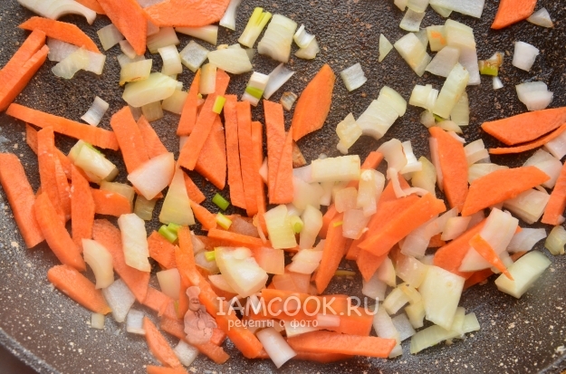 Обжарить лук с морковью
