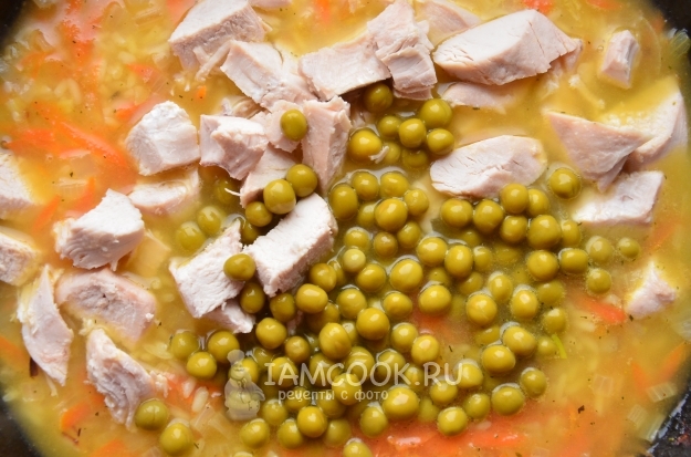 Положить мясо и горошек