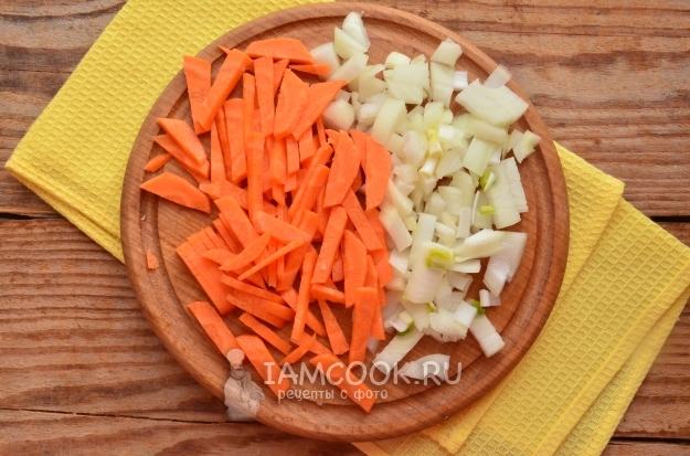 Порезать лук и морковь
